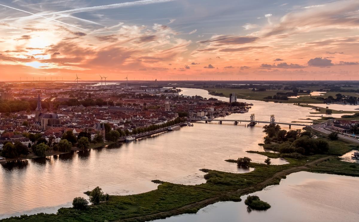 Dronefoto van de horizon van Kampen met ondergaande zon