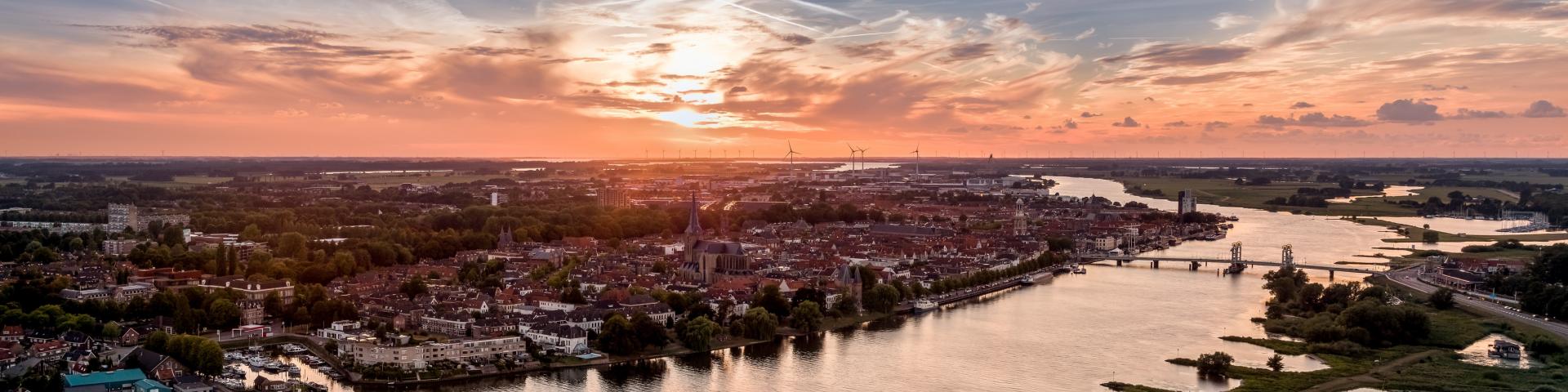 Drone foto: Sunset Kampen De stad Kampen bij zonsopkomst aan de Overijssel.