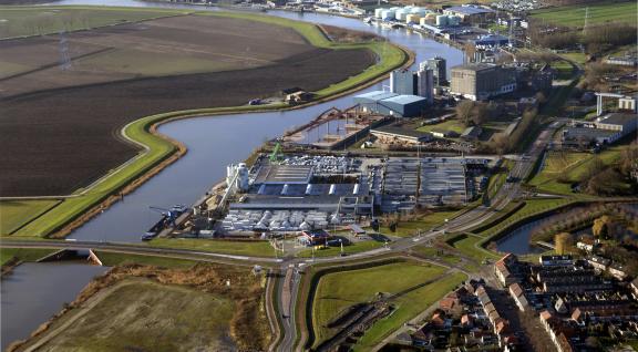 Foto van een energiecentrale waar steenkool en biomassa worden gebruikt. 