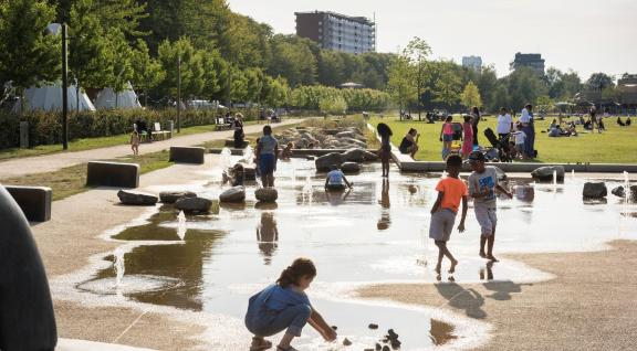 kinderen spelen in waterspeeltuin 