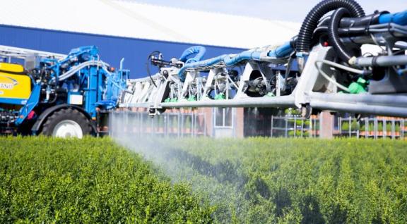 sproeiwagen spuit gewasbeschermingsmiddel over gewassen