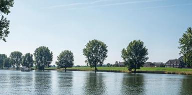 Rivier met bomen langs kade Rivier met bomen langs kade